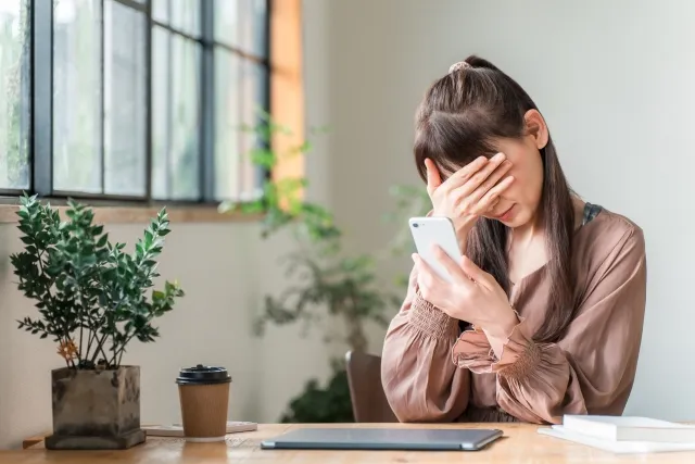 転職で頭を悩ませる女性